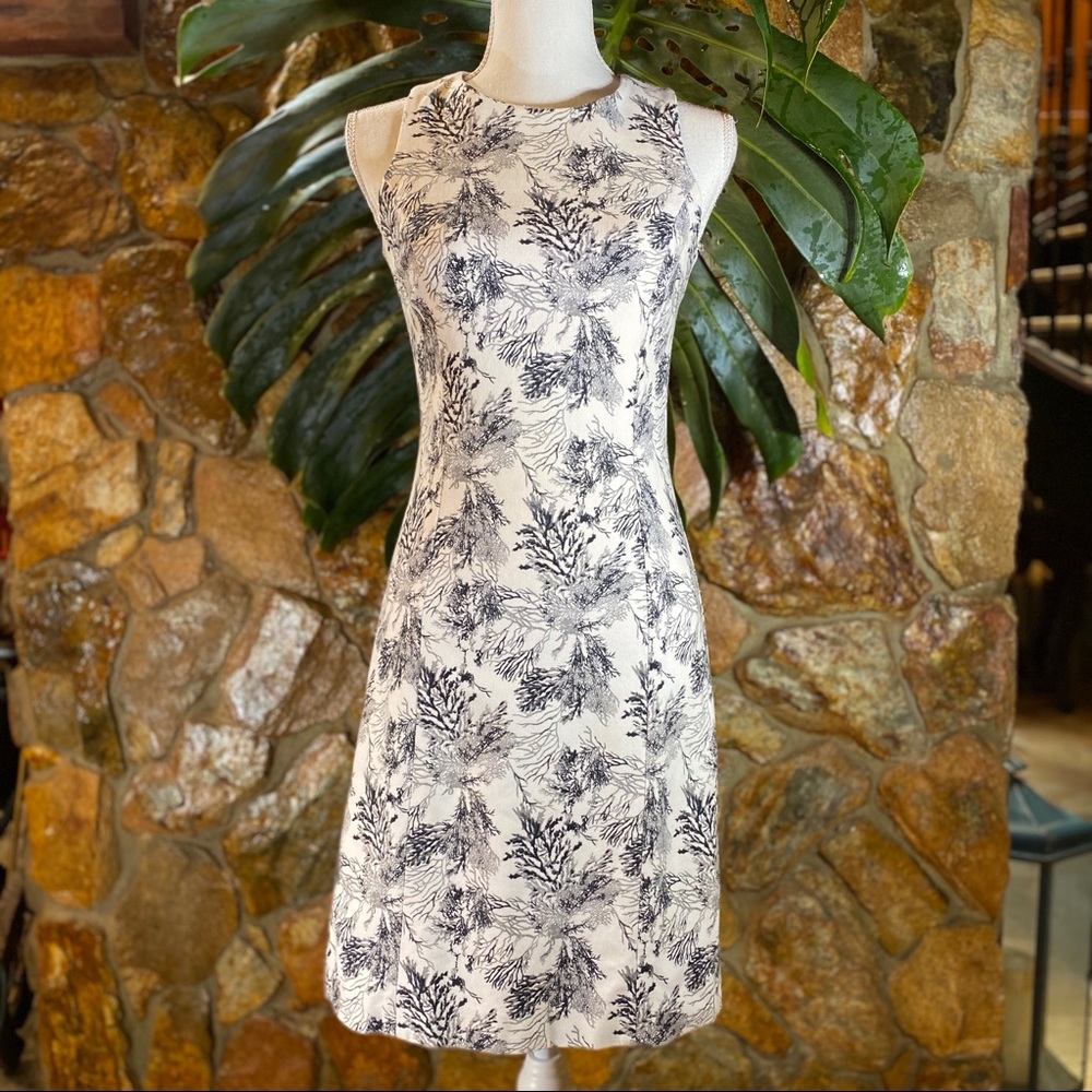 Leggiadro Fitted Above Knee Coral Print Dress